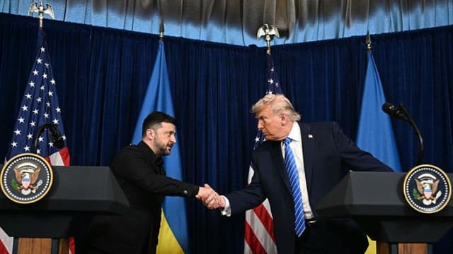 El presidente de Estados Unidos, Donald Trump, y el presidente de Ucrania, Volodímir Zelenski, se dan la mano durante una conferencia de prensa tras las conversaciones mantenidas en la residencia Mar-a-Lago de Trump en Palm Beach, Florida, el 28 de diciembre de 2025. (Jim WATSON / AFP vía Getty Images)
