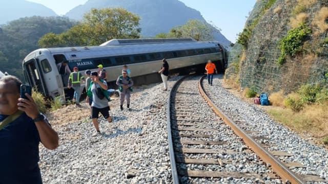 Descarrilamiento del tren Transístmico en el municipio de Asunción Ixtaltepec, en Oaxaca, México, el domingo 28 de diciembre de 2025. (EFE/ Secretaría de Marina)