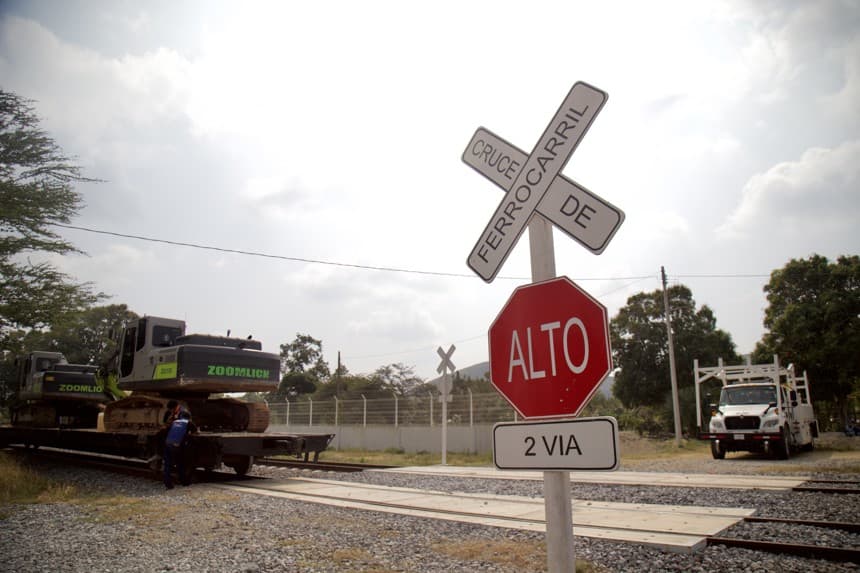 Integrantes de equipos de rescate trabajan el lunes en la zona donde se presentó el descarrilamiento del tren Transístmico, en el municipio de Chivela, en Oaxaca (EFE/Luis Villalobos)