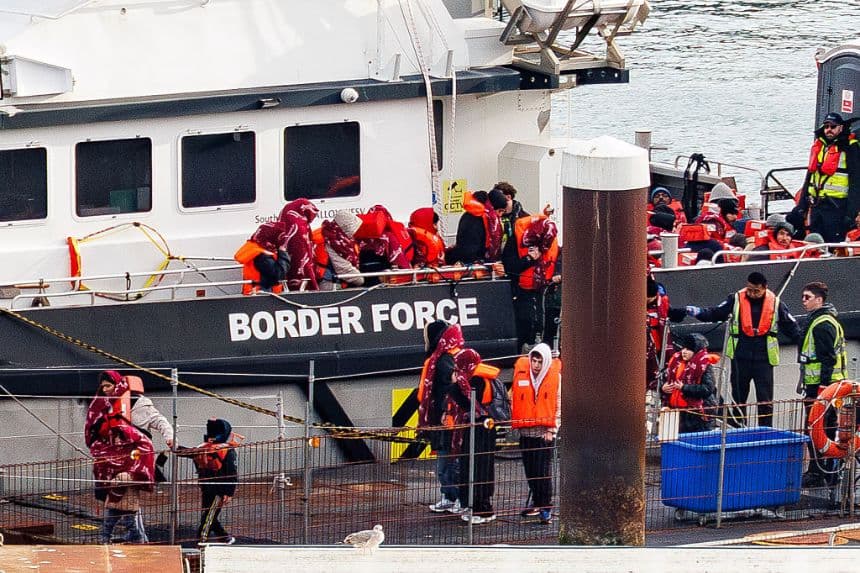 Una embarcación de la Fuerza Fronteriza lleva migrantes al puerto de Dover tras interceptar una pequeña embarcación que cruzaba el 17 de diciembre de 2025 en Dover, Inglaterra. (Dan Kitwood/Getty Images)