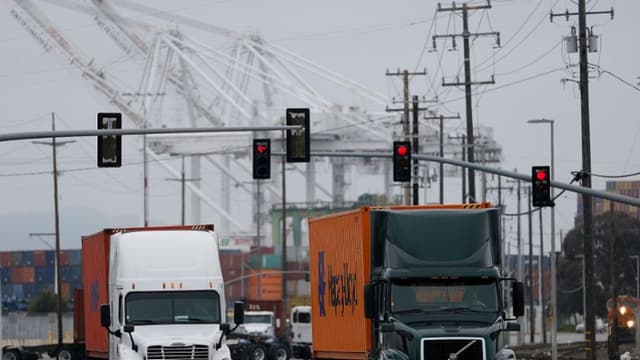 California retrasa revocación de 17,000 licencias de conducir comerciales tras demanda de inmigrantes