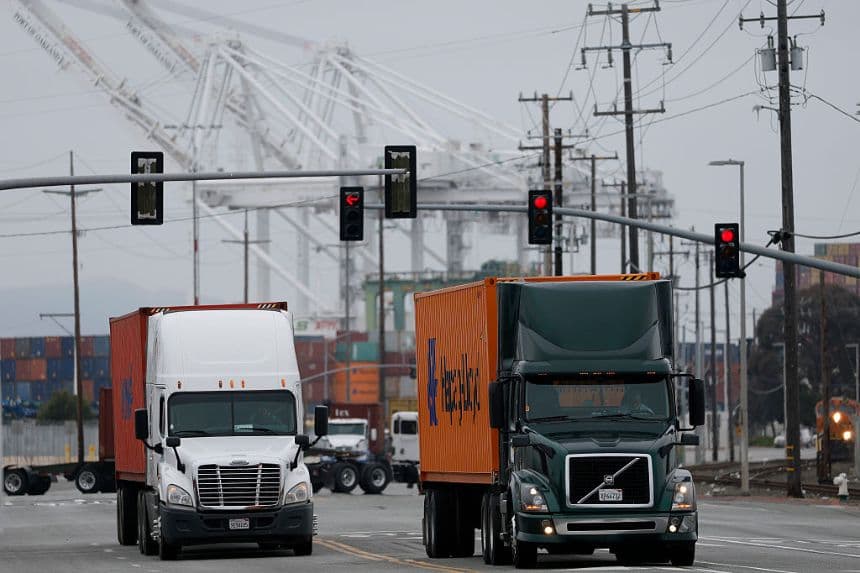 Camiones que transportan contenedores atraviesan el puerto de Oakland el 18 de abril de 2025 en Oakland, California.(Justin Sullivan/Getty Images)