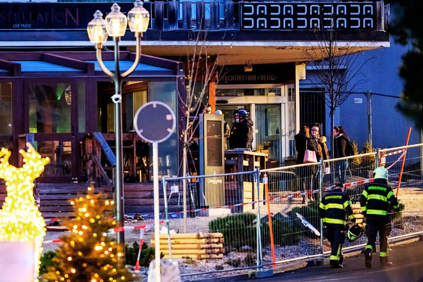 Se ve a los equipos de rescate en el lugar del incendio que arrasó el bar Le Constellation en Crans-Montana el 1 de enero de 2026. Varias personas murieron y otras resultaron heridas cuando una explosión arrasó un bar en la lujosa localidad alpina de Crans Montana, según informó la policía suiza en la madrugada del 1 de enero. (MAXIME SCHMID / AFP vía Getty Images)