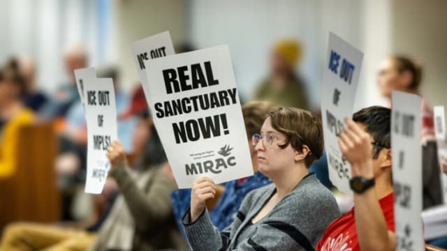 Miembros de la comunidad se reúnen para una audiencia pública mientras el Ayuntamiento de Minneapolis considera reforzar la ordenanza de separación de la ciudad que prohíbe la cooperación con los agentes federales de inmigración en Minneapolis el 9 de diciembre de 2025. (Jenn Ackerman para The Epoch Times)