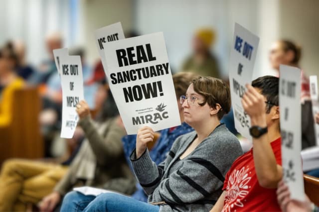 Miembros de la comunidad se reúnen para una audiencia pública mientras el Ayuntamiento de Minneapolis considera reforzar la ordenanza de separación de la ciudad que prohíbe la cooperación con los agentes federales de inmigración en Minneapolis el 9 de diciembre de 2025. (Jenn Ackerman para The Epoch Times)