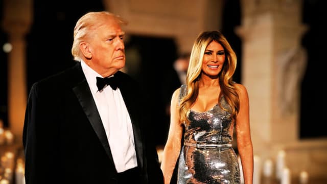 El presidente de Estados Unidos, Donald Trump, y la primera dama, Melania Trump, asisten a la fiesta de Nochevieja en su residencia Mar-a-Lago en Palm Beach, Florida, el 31 de diciembre de 2025. (Jim WATSON / AFP vía Getty Images)