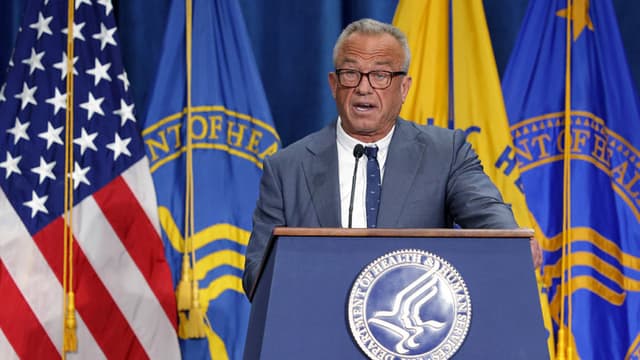 El Secretario de Salud y Servicios Humanos de EE. UU., Robert F. Kennedy Jr., habla durante un anuncio en el Departamento de Salud y Servicios Humanos el 18 de diciembre de 2025 en Washington, D.C. La administración Trump organizó un evento para anunciar medidas para proteger a los niños de intervenciones médicas perjudiciales. (Foto de Alex Wong/Getty Images)