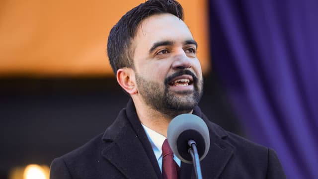 El alcalde de Nueva York, Zohran Mamdani, habla en su ceremonia de toma de posesión como alcalde en el Ayuntamiento el jueves 1 de enero de 2026 en Nueva York, NY. Mamdani ha añadido una «fiesta callejera» a los actos oficiales de toma de posesión para que puedan participar miles de neoyorquinos. Mamdani prestó juramento oficialmente a medianoche ante la fiscal general de Nueva York, Letitia James, en la estación de metro Old City Hall, en una ceremonia privada. (Spencer Platt/Getty Images)