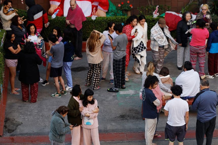 Personas salen a la calle tras un sismo este viernes, en Ciudad de México (México). Un sismo de 6.5 grados en la escala Richter se registró este viernes en México a las 7.58 hora local (13.58 GMT), según informó el Servicio Sismológico Nacional. (EFE/ Sáshenka Gutiérrez)