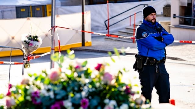 Un policía monta guardia junto a flores depositadas cerca del lugar del incendio declarado en el bar-lounge Le Constellation, este jueves en Crans-Montana, Suiza. Un incendio registrado en un frecuentado bar de la localidad de Crans Montana ha causado "decenas de muertos" y un centenar de heridos, la mayoría de estos muy graves, confirmó este jueves la Policía Cantonal de Valais.Las autoridades cantonales compartieron en una conferencia de prensa las primeras informaciones que han podido corroborarse en torno a esta tragedia, ocurrida en un local muy popular entre los jóvenes en esta localidad, que está entre las estaciones de esquí más apreciadas de Suiza. (EFE/JEAN-CHRISTOPHE BOTT)