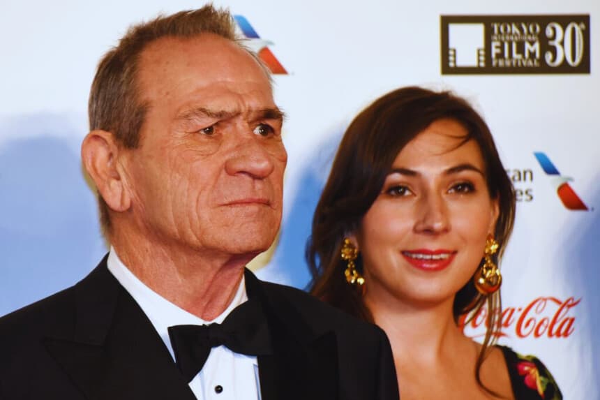 El actor estadounidense Tommy Lee Jones (izq.), presidente del jurado, posa con su hija Victoria Jones (der.) en una sesión fotográfica previa a la ceremonia inaugural del 30.º Festival Internacional de Cine de Tokio, celebrado en Tokio el 25 de octubre de 2017. (KAZUHIRO NOGI/AFP a través de Getty Images)