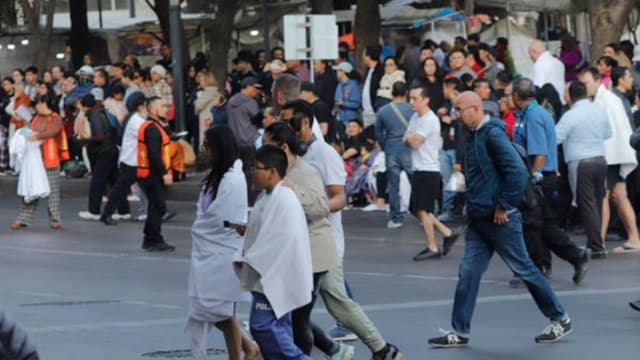 Personas salen a la calle tras un sismo este viernes, en Ciudad de México. Un sismo de magnitud 6.5 en la escala Richter se registró en México a las 7.58 hora local (13.58 GMT), según informó el Servicio Sismológico Nacional. (EFE/ Madla Hartz)