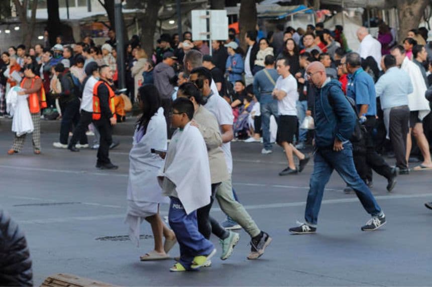 Personas salen a la calle tras un sismo este viernes, en Ciudad de México. Un sismo de magnitud 6.5 en la escala Richter se registró en México a las 7.58 hora local (13.58 GMT), según informó el Servicio Sismológico Nacional. (EFE/ Madla Hartz)