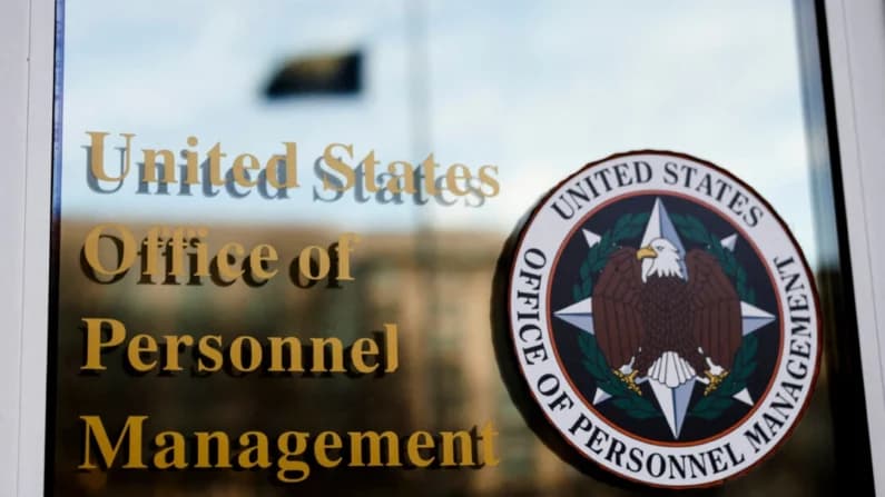 Trabajadores federales impugnan prohibición de Trump a la atención “de afirmación de género”