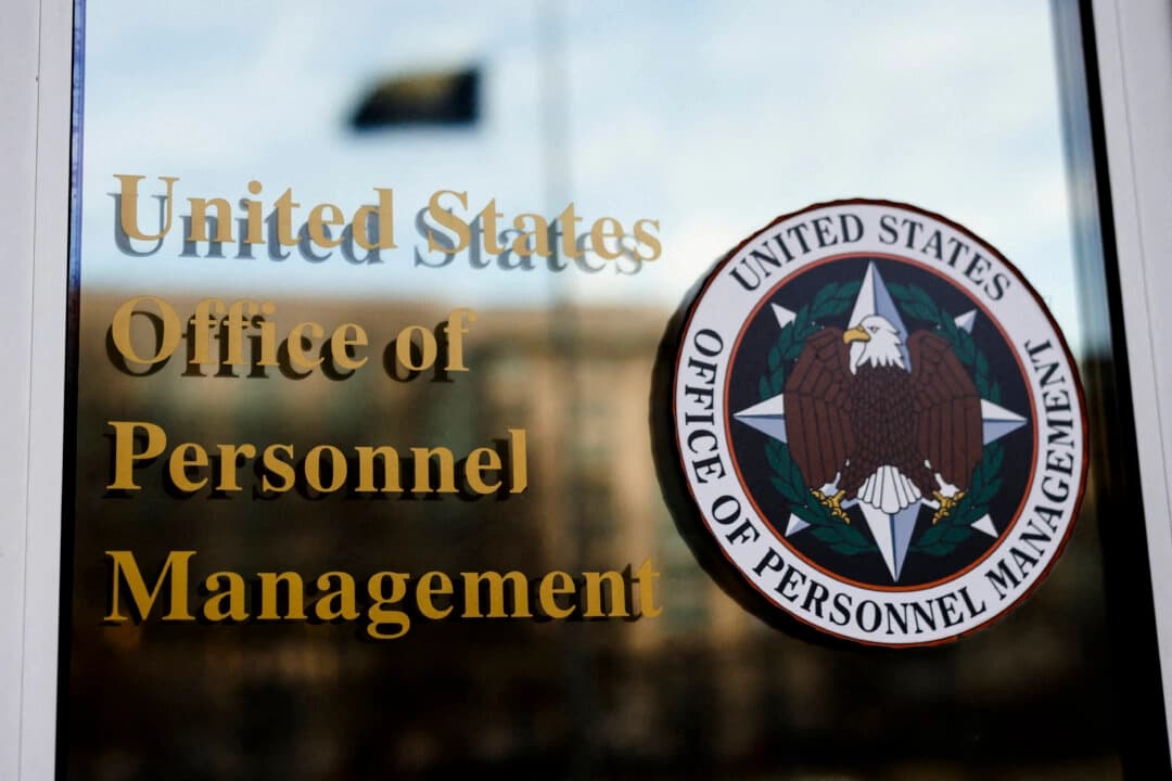 Una vista muestra el logotipo de la Oficina de Gestión de Personal en Washington el 13 de febrero de 2025. Tierney L. Cross/Reuters