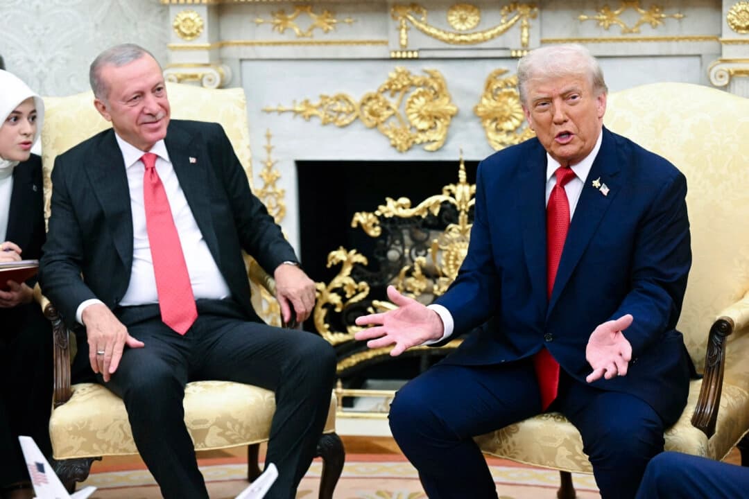 El presidente Donald Trump se reúne con el presidente turco Recep Tayyip Erdogan en el Despacho Oval de la Casa Blanca el 25 de septiembre de 2025. (Saul Loeb/AFP vía Getty Images)