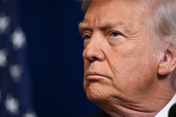 El presidente de Estados Unidos, Donald Trump habla con los periodistas durante una conferencia de prensa en Mar-a-Lago, Palm Beach, Florida, el 29 de diciembre de 2025. (Photo by Jim WATSON / AFP via Getty Images)