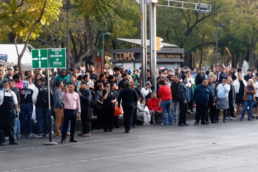 Personas salen a la calle tras un sismo este viernes, en Ciudad de México. Un sismo de magnitud 6.5 en la escala Richter se registró en México a las 7.58 hora local (13.58 GMT), según informó el Servicio Sismológico Nacional. (EFE/ Madla Hartz)
