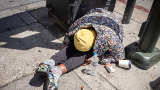 Una persona bajo los efectos de las drogas en el distrito Tenderloin de San Francisco, California, el 16 de mayo de 2024. (John Fredricks/The Epoch Times)