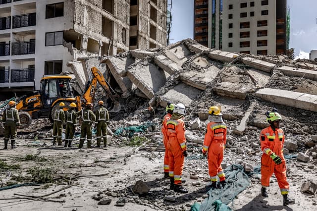 Un equipo keniano se reúne para iniciar las operaciones de rescate en el lugar donde se derrumbó un edificio de 16 plantas que se estaba construyendo en el barrio South C de Nairobi el 2 de enero de 2026. Se desconoce el número de víctimas. (Luis Tato/AFP a través de Getty Images).