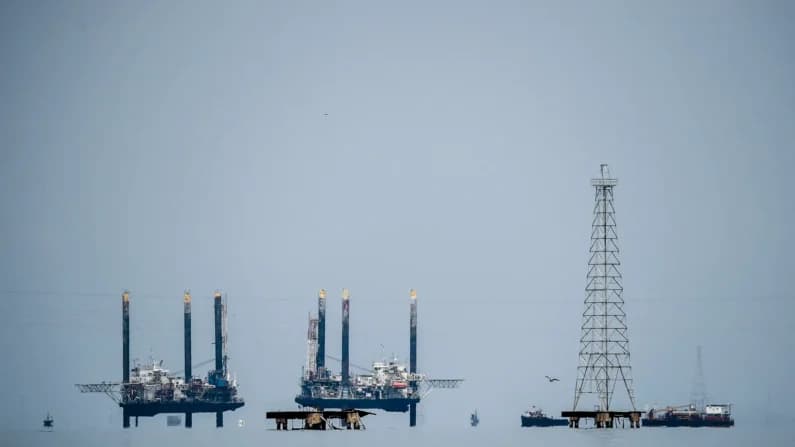 Trump dice que petroleras gastarán 100,000 millones de dólares en Venezuela