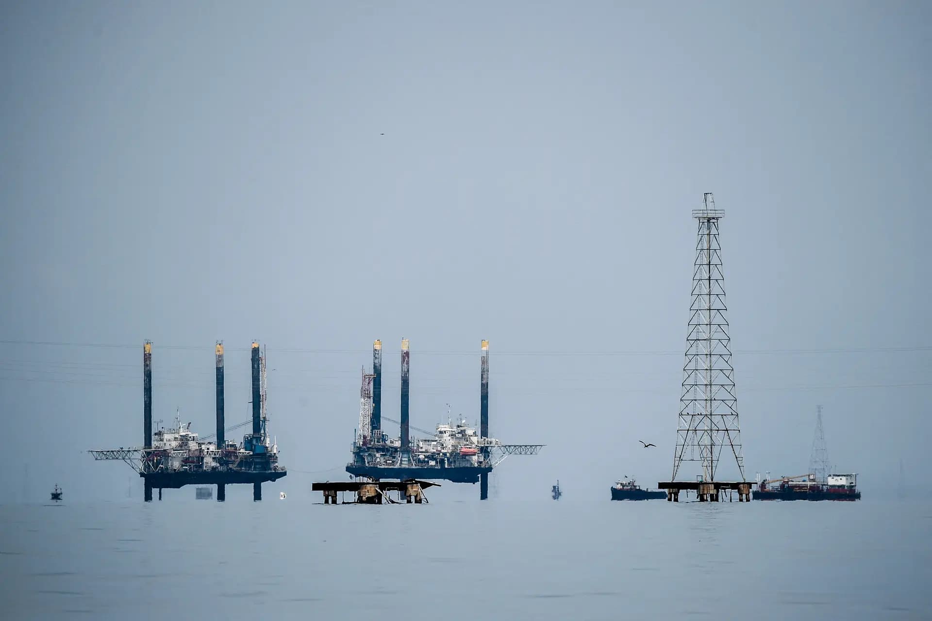 Plataformas petroleras fotografiadas sobre el lago de Maracaibo en Maracaibo, Venezuela, el 2 de mayo de 2018. (Federico Parra/AFP vía Getty Images)
