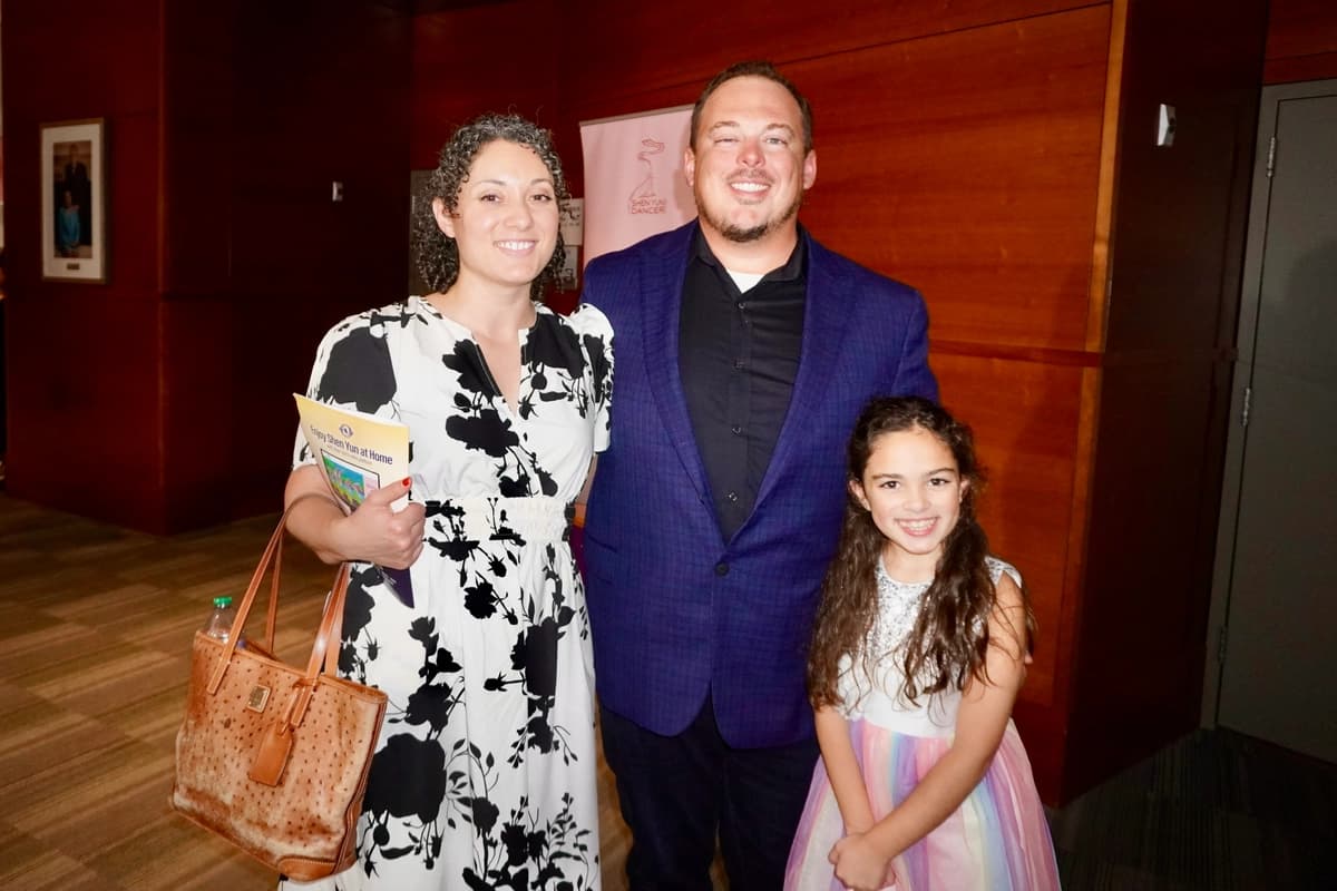Ashley y Joshua Carter disfrutaron de la actuación nocturna de Shen Yun en el Long Center for the Performing Arts el 2 de enero de 2026. (Sonia Wu/The Epoch Times)