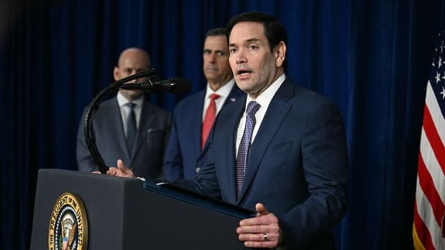 El secretario de Estado de EE. UU., Marco Rubio, habla con la prensa, junto al subjefe de gabinete de la Casa Blanca, Stephen Miller (Izq.), y el director de la CIA, John Ratcliffe (Centro), tras las acciones militares de EE. UU. en Venezuela, en su residencia de Mar-a-Lago en Palm Beach, Florida, el 3 de enero de 2026. (Jim WATSON/ AFP vía Getty Images)