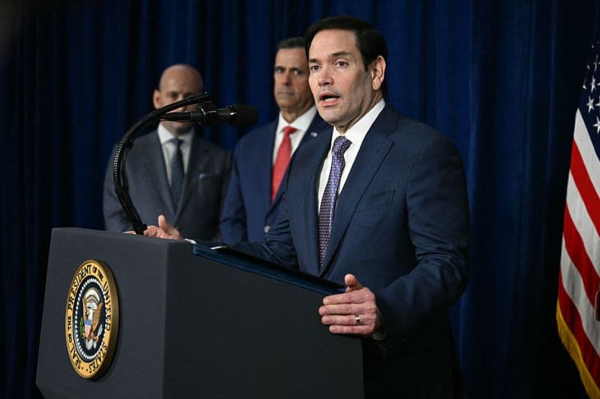 El secretario de Estado de EE. UU., Marco Rubio, habla con la prensa, junto al subjefe de gabinete de la Casa Blanca, Stephen Miller (Izq.), y el director de la CIA, John Ratcliffe (Centro), tras las acciones militares de EE. UU. en Venezuela, en su residencia de Mar-a-Lago en Palm Beach, Florida, el 3 de enero de 2026. (Jim WATSON/ AFP vía Getty Images)