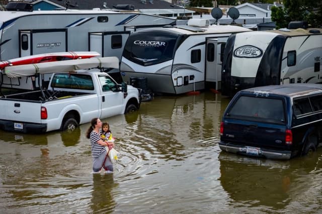 Fuertes lluvias y mareas altas generan inundaciones en zona al norte de California