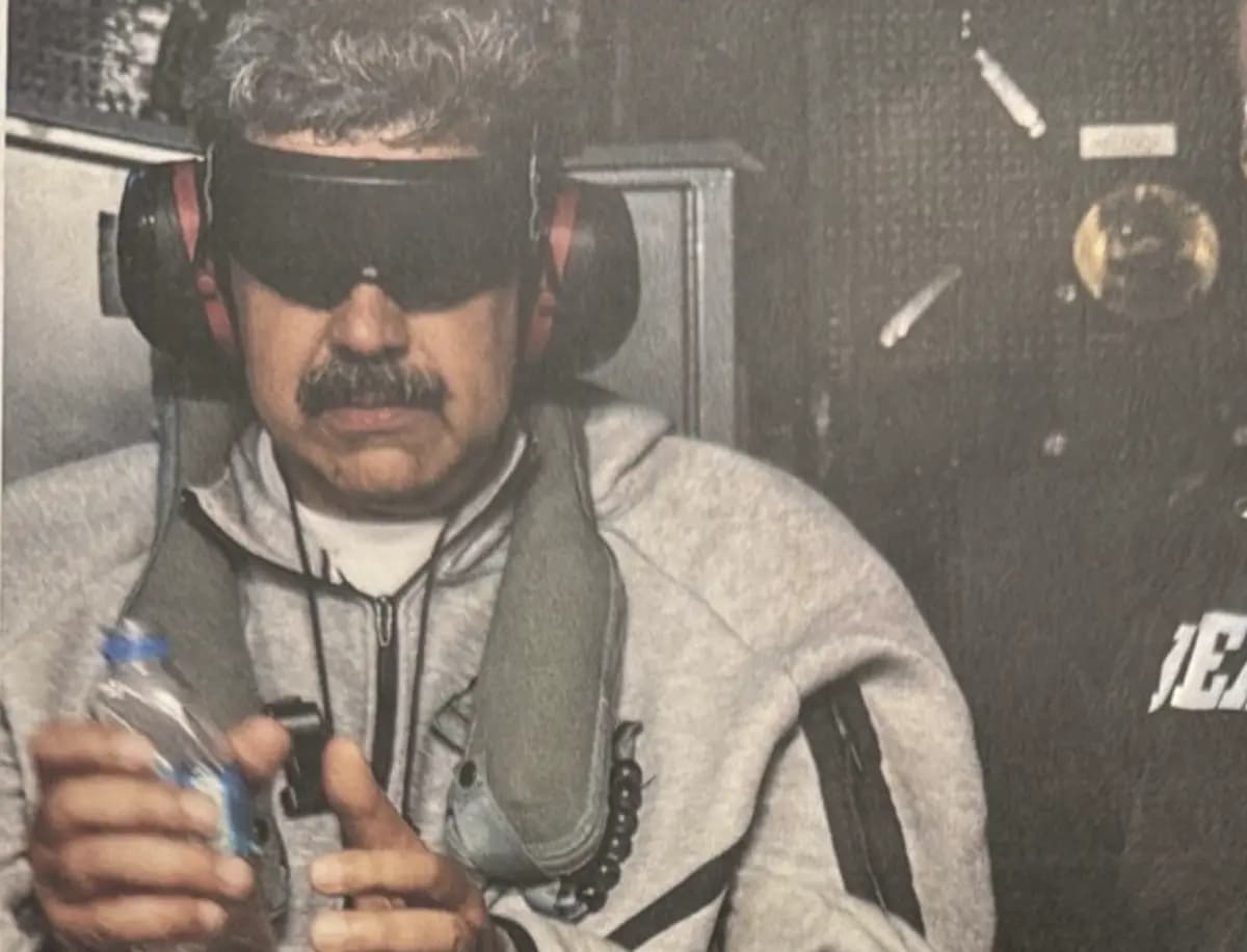El líder venezolano Nicolás Maduro, como se ve en una foto compartida por el presidente Donald Trump que supuestamente muestra a Maduro a bordo del USS Iwo Jima, el 3 de enero de 2026. (The White House)