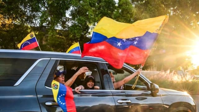 La gente celebra la noticia de la captura del líder venezolano Nicolás Maduro tras las acciones militares estadounidenses en Venezuela esta mañana, en Doral, Florida, el 3 de enero de 2026. (Giorgio Viera/AFP vía Getty Images)