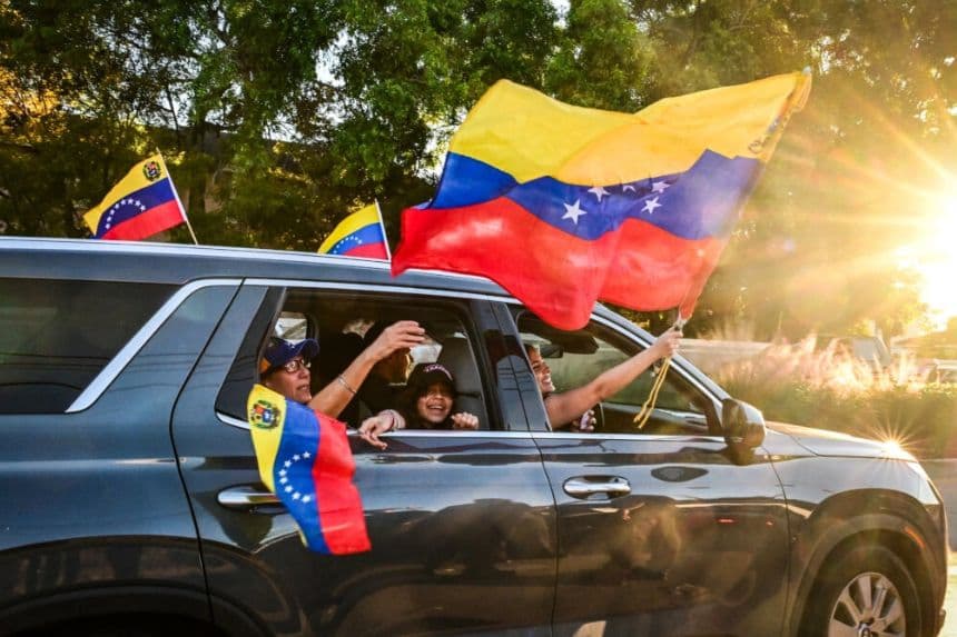 La gente celebra la noticia de la captura del líder venezolano Nicolás Maduro tras las acciones militares estadounidenses en Venezuela esta mañana, en Doral, Florida, el 3 de enero de 2026. (Giorgio Viera/AFP vía Getty Images)
