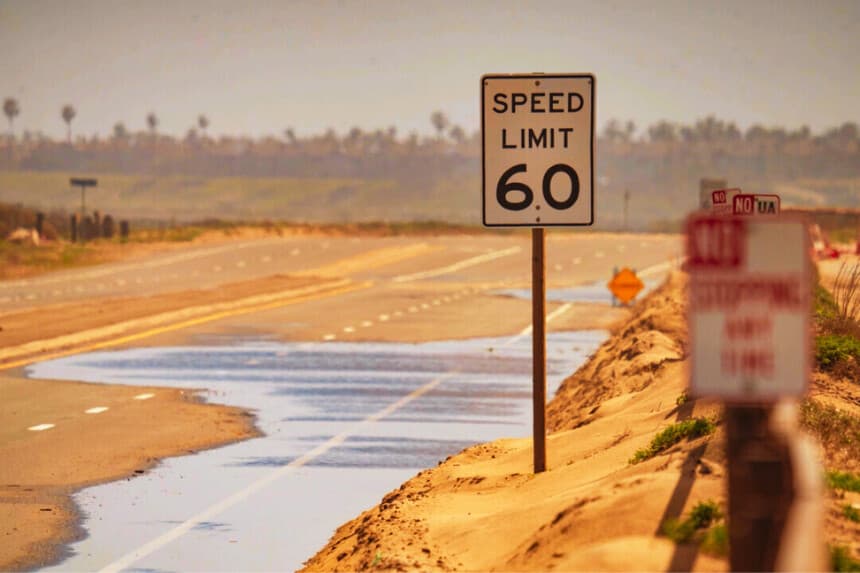 Una señal de límite de velocidad en Huntington Beach, California, el 21 de marzo de 2023. (John Fredricks/The Epoch Times)