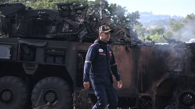Un bombero pasa junto a un vehículo militar quemado en la base aérea de La Carlota, en Caracas, el 3 de enero de 2026, luego de que las fuerzas estadounidenses capturaran al líder venezolano Nicolás Maduro tras lanzar un "ataque a gran escala" contra el país sudamericano. (Federico PARRA / AFP vía Getty Images)