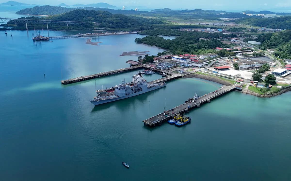 El buque de guerra de la Armada de los Estados Unidos USS Lake Erie (CG 70) atraca en el puerto de Balboa, en la ciudad de Panamá, el 29 de agosto de 2025. (Mauricio Valenzuela/AFP vía Getty Images)