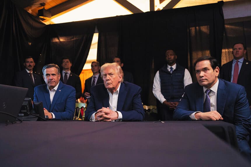 El presidente de los Estados Unidos, Donald Trump, el director de la CIA, John Ratcliffe (izquierda), y el secretario de Estado, Marco Rubio, supervisan las operaciones militares estadounidenses en Venezuela desde el club Mar-a-Lago de Trump el 3 de enero de 2026 en Palm Beach, Florida. El presidente de Venezuela, Nicolás Maduro, y la primera dama, Cilia Flores, fueron trasladados a Nueva York el sábado tras ser capturados por el ejército estadounidense en Caracas. (Molly Riley/La Casa Blanca a través de Getty Images)