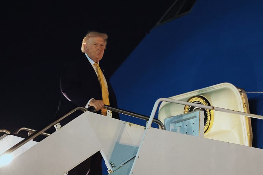 El presidente de Estados Unidos, Donald Trump, sube al Air Force One el 4 de enero de 2026 en el Aeropuerto Internacional de Palm Beach, en West Palm Beach, Florida. Trump regresa a Washington tras dar la orden al ejército estadounidense de capturar al presidente venezolano Nicolás Maduro y a su esposa, Cilia Flores. (Joe Raedle/Getty Images)