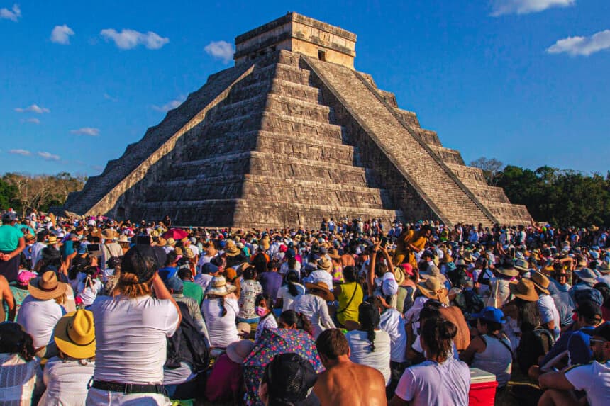 La gente rodea la pirámide de Kukulcán en el yacimiento arqueológico maya de Chichén Itzá, en el estado de Yucatán, durante la celebración del equinoccio de primavera el 21 de marzo de 2023. (HUGO BORGES/AFP vía Getty Images)