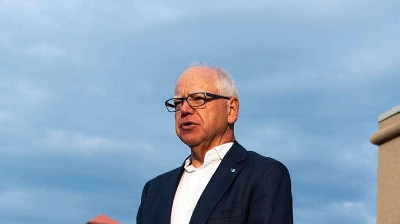 El gobernador de Minnesota, Tim Walz, retira su candidatura a la reelección