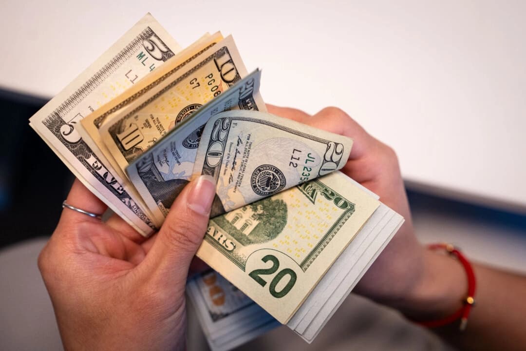 Billetes de dólares estadounidenses en Washington el 13 de noviembre de 2025. (Madalina Kilroy/The Epoch Times)