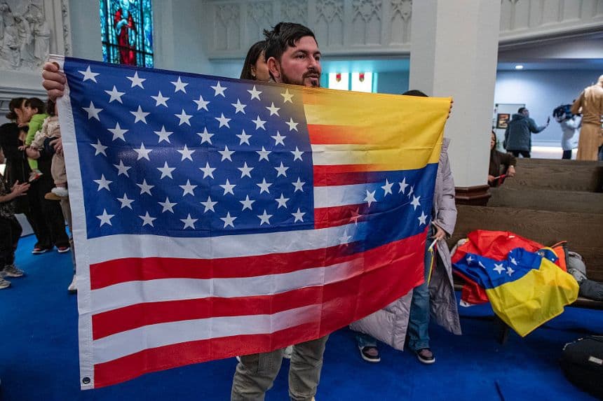 Manifestantes se reúnen en respuesta a la destitución del presidente venezolano Nicolás Maduro durante un servicio religioso especial en la parroquia de Santo Tomás de Aquino en Boston, Massachusetts, el 4 de enero de 2026. (Joseph Prezioso/AFP vía Getty Images)