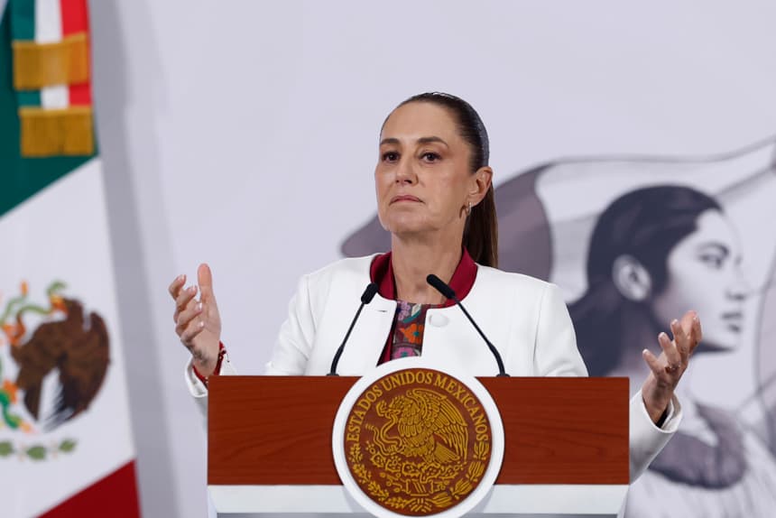 La presidenta de México, Claudia Sheinbaum, habla durante una rueda de prensa este lunes, en el Palacio Nacional de Ciudad de México. Sheinbaum afirmó que conversó con el presidente del Gobierno español, Pedro Sánchez, así como con el presidente colombiano, Gustavo Petro, para consensuar el posicionamiento conjunto que hicieron junto con otros países latinoamericanos en rechazo al ataque militar de Estados Unidos contra Venezuela. (EFE/ Sáshenka Gutiérrez)