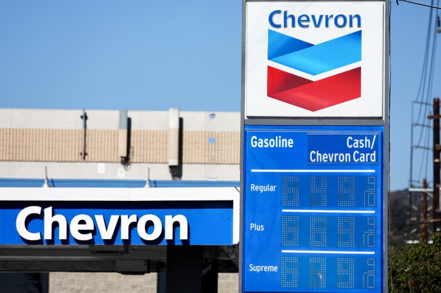 LOS ÁNGELES, CALIFORNIA - 28 DE OCTUBRE: El logotipo de Chevron se muestra junto con los precios de la gasolina en una gasolinera Chevron el 28 de octubre de 2022 en Los Ángeles, California. Chevron registró unos beneficios casi récord, ya que sus ganancias trimestrales aumentaron un 84 %, hasta alcanzar los 11 230 millones de dólares, en medio de una subida de los precios del petróleo durante el trimestre. (Foto de Mario Tama/Getty Images)
