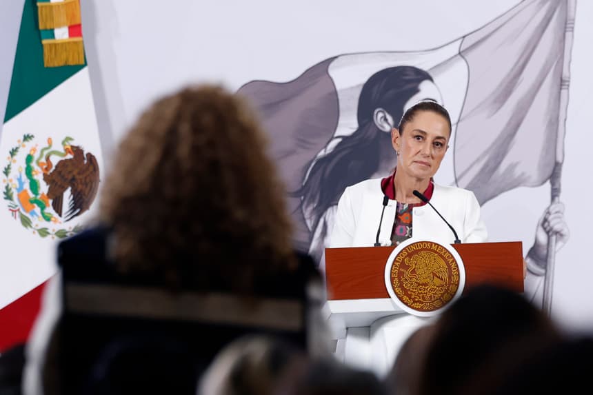 La presidenta de México, Claudia Sheinbaum, habla durante una rueda de prensa este lunes, en Palacio Nacional de la Ciudad de México (EFE/Sáshenka Gutiérrez)