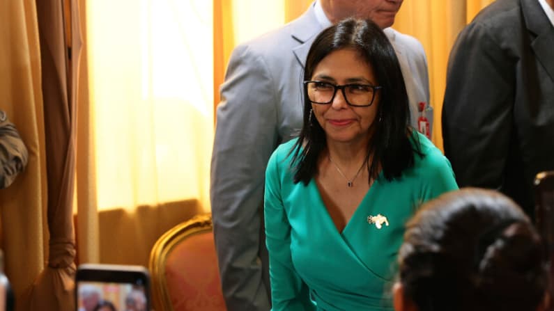 La presidenta interina de Venezuela dice que quiere cooperar con Estados Unidos