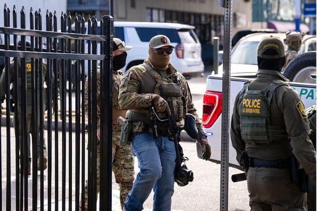 EE. UU. confirma que no se suspenderán los vuelos de deportación de venezolanos tras el arresto de Maduro