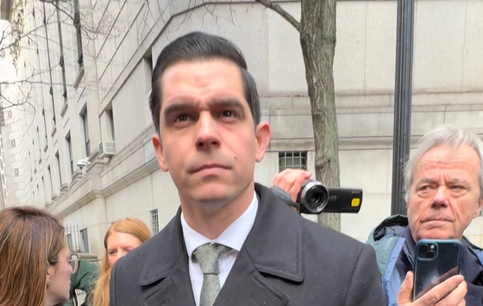 Pedro Rojas, un disidente venezolano, habla con reporteros afuera de la Corte Federal Daniel Patrick Moynihan en Nueva York, tras la lectura de cargos para el exlíder venezolano Nicolás Maduro el 5 de enero de 2026. (Arjun Singh/The Epoch Times)