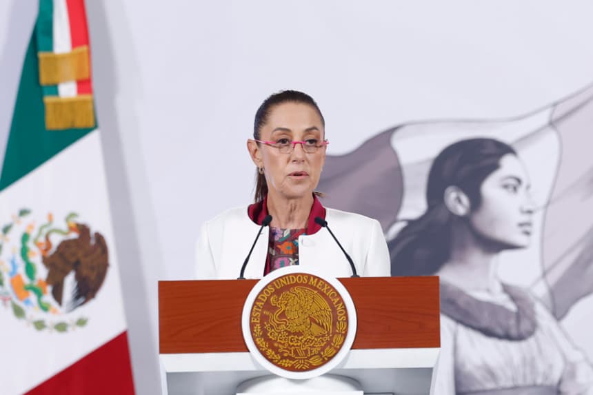 La presidenta de México, Claudia Sheinbaum, habla durante una rueda de prensa este lunes, en Palacio Nacional de la Ciudad de México. (EFE/Sáshenka Gutiérrez)