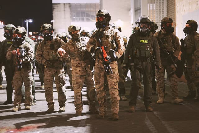 ICE se expande con un incremento récord del 120 % en su fuerza laboral